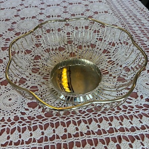 Vintage Silver Tone Wire Fruit Bowl – Metal Basket Scalloped Edge Centerpiece