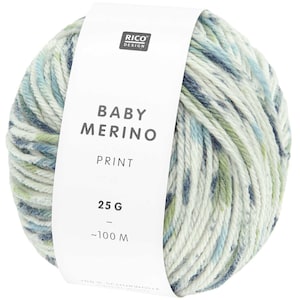 Könnte beinhalten: Ein Knäuel Baby Merino Print-Garn mit weißem Etikett. Das Garn ist eine Mischung aus Weiß, Blau und Grün. Auf dem Etikett steht "RICO DESIGN BABY MERINO PRINT 25 g ~100 m".