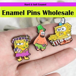 Puede incluir: Pins de esmalte con personajes de dibujos animados. Los pines incluyen a Bob Esponja, Patricio Estrella y un tercer personaje. Los pines son coloridos y tienen un acabado brillante. Se muestra el texto "Enamel Pins Wholesale".
