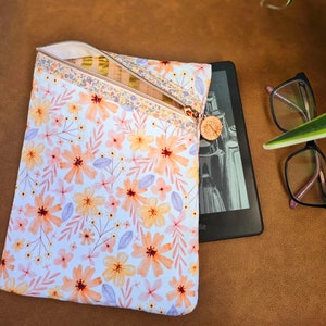 E Reader sleeve. Kindle sleeve. Digital book bag. Book pouch. Zipper pouch. image 2
