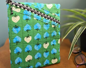 E Reader sleeve. Kindle sleeve. Digital book bag. Book pouch. Zipper pouch.