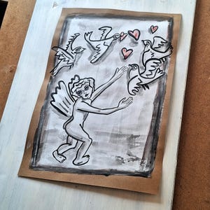 Könnte beinhalten: Schwarz-Weiß-Illustration einer geflügelten Figur, die sich nach Vögeln und roten Herzen ausstreckt. Das Kunstwerk befindet sich auf einem braunen Papierhintergrund mit weißem Rahmen.