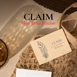 Op de afbeelding: Een stilleven met een beige draagtas, een glas en kaarten. De kaarten tonen de tekst "CLAIM First Date Edition" en "Seni en çok rahatlatan yiyecek nedir?". Een veerillustratie is ook aanwezig.