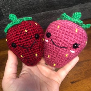 手作りかぎ針編みのイチゴのぬいぐるみ