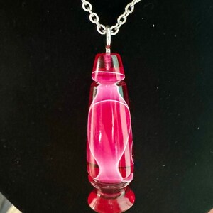 Lavalamphanger in lavalamplook. Echt uniek in zijn soort. Gemaakt van waterfuchsia acetaat-acryl. Mooie, miniatuur lavalamp, hanger,