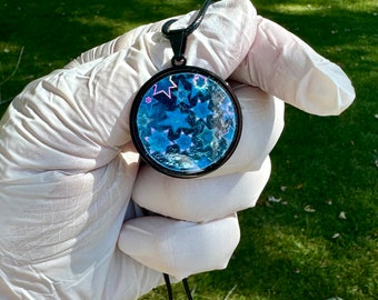 Holographic twinkling stars in blue pendant,stars,holographic stars,black pendant,30mm pendant
