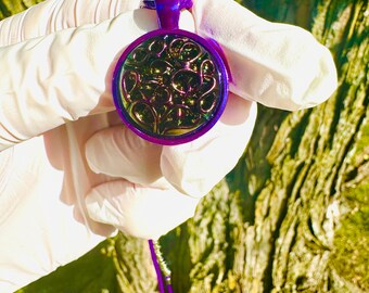 Colgante de botón de vidrio alemán magenta: diseño antiguo de espiral retorcida