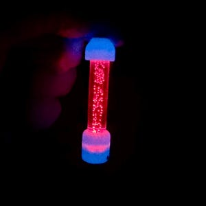 Pingente de acrílico rosa: brilha no escuro, luz magnética, corrente de prata