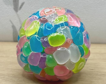 Pallina antistress rumorosa che si illumina al buio: un regalo sensoriale croccante e divertente.