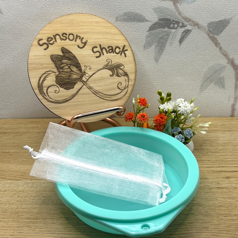 A picture that shows a silicone reusable mould and an organza bag. These are provided with each order.
