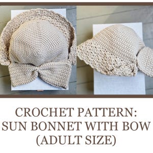 Puede incluir: Un gorro de sol de ganchillo beige con ala ancha y un lazo grande. El gorro se muestra sobre una caja blanca. El texto en la parte inferior dice "CROCHET PATTERN: SUN BONNET WITH BOW (ADULT SIZE)".