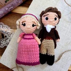 Gehaakte poppen Emma Woodhouse en Mr. Knightley: Jane Austen-aandenkenset