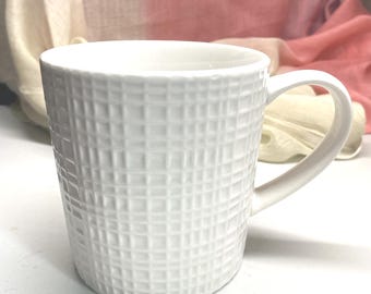 Embossed Checkered Ceramic Latte Mug Modern Minimalist 17 Oz Coffee Cup