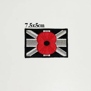 Puede incluir: Un parche bordado en blanco y negro con una amapola roja en el centro. El parche mide 7,5 por 5 centímetros y presenta un diseño de Union Jack.