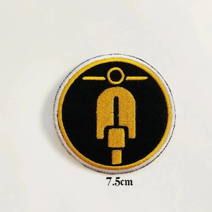 Puede incluir: Un parche bordado de hierro amarillo y negro con un diseño de scooter. El parche tiene un diámetro de 7,5 cm.