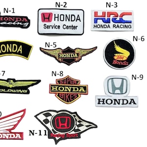 K&ouml;nnte beinhalten: Eine Sammlung gestickter Aufn&auml;her mit dem Honda-Logo und verwandten Designs. Die Aufn&auml;her enthalten Texte wie "Honda Racing", "Service Center" und "Goldwing". Verschiedene Farben werden verwendet, darunter Rot, Schwarz, Wei&szlig; und Gold.