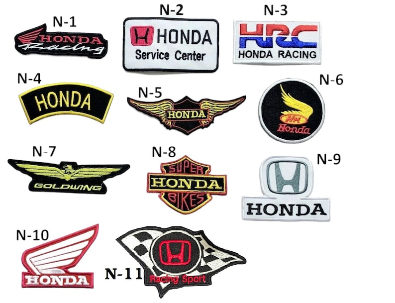 K&ouml;nnte beinhalten: Eine Sammlung gestickter Aufn&auml;her mit dem Honda-Logo und verwandten Designs. Die Aufn&auml;her enthalten Texte wie "Honda Racing", "Service Center" und "Goldwing". Verschiedene Farben werden verwendet, darunter Rot, Schwarz, Wei&szlig; und Gold.