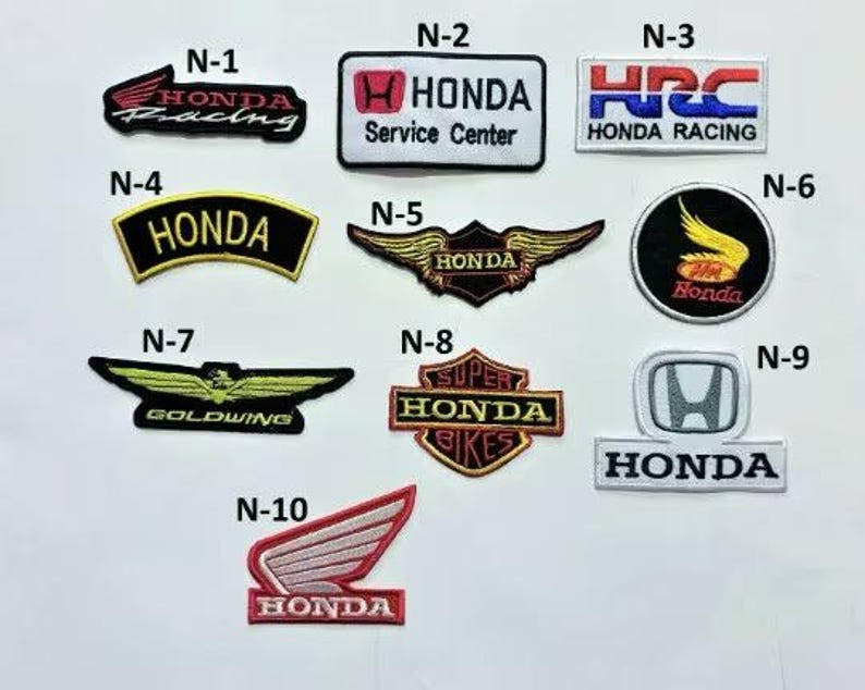 K&ouml;nnte beinhalten: Eine Sammlung gestickter Honda-Aufn&auml;her in verschiedenen Designs. Enth&auml;lt Patches mit dem Honda-Logo, "Honda Racing", "Service Center" und "Goldwing". Die Patches haben rote, schwarze, goldene und wei&szlig;e Farben. Ma&szlig;e in Zentimetern.