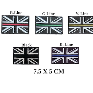 Può includere: Cinque toppe ricamate con il design della bandiera Union Jack. Ogni toppa ha uno sfondo nero con dettagli bianchi e una linea colorata: rossa, verde, gialla, nera e blu. Le toppe misurano 7,5 x 5 cm.