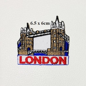 Peut inclure: Un patch brodé représentant le Tower Bridge à Londres, en Angleterre. Le patch est brun, blanc et bleu avec le mot "LONDON" en lettres rouges sur un fond bleu. Le patch mesure 6,5 x 6 cm.