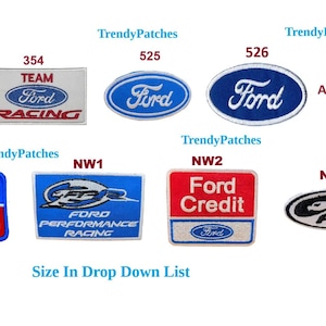 Op de afbeelding: Collectie geborduurde patches met het Ford-logo en gerelateerde ontwerpen. Patches omvatten het Ford-ovaal, Ford Mustang, Ford Trucks en Ford Credit logo's. Verschillende kleuren en vormen worden weergegeven, met de tekst "TrendyPatches" zichtbaar.