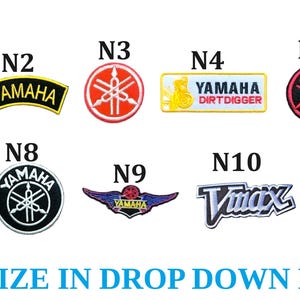 Può includere: Collezione di toppe Yamaha in vari design. Include loghi con il nome Yamaha, una toppa Dirt Digger e un logo Vmax. Le toppe presentano colori rosso, nero, bianco e giallo. È visibile anche il testo "SIZE IN DROP DOWN LIST".