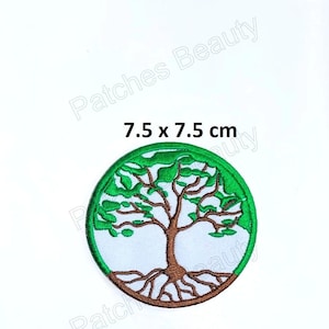 Op de afbeelding: Groen en bruin geborduurd patch met een levensboomontwerp. De boom heeft groene bladeren en een bruine stam en wortels. De patch is 7,5 cm bij 7,5 cm.