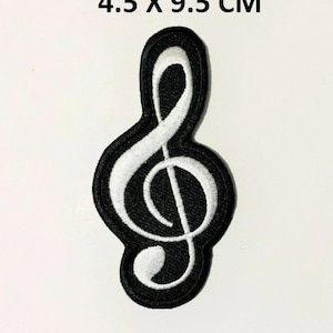 Op de afbeelding: Zwart-wit geborduurde strijkpatch van een solsleutel, met een afmeting van 4,5 x 9,5 cm.