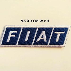 Può includere: Toppa ricamata blu e bianca con la parola "FIAT" in lettere bianche su sfondo blu. La toppa è larga 9,5 cm e alta 3 cm.