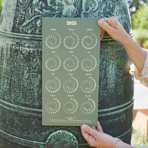 2025 KLEINE Maankalender - Crème FOLIE op HENNEP Flower Edition