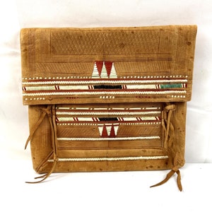 Cartera de mano de cuero vintage con diseño étnico