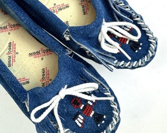 Mocassini vintage Minnetonka in pelle scamosciata blu con perline e frange a forma di uccello del tuono - Taglia 8 1/2