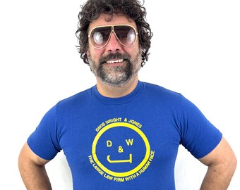 Koszulka z zabawnym nadrukiem w kolorze niebieskim z lat 80. i 80. XX wieku – Kancelaria prawna z ludzką twarzą