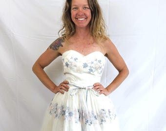 Vestido de novia de tul sin tirantes de los años 50: vestido de novia de encaje bordado