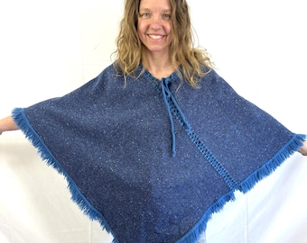 Poncho vintage anni '70, stile boho, con frange, in lana blu, lavorato a maglia.