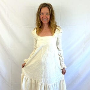 Robe paysanne bohème blanche des années 70 et 70, vintage - Imagerie chez I. Magnin