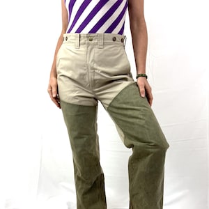 Puede incluir: Pantal&oacute;n de lona beige y verde con un dise&ntilde;o dividido. El pantal&oacute;n tiene cintura alta y pierna recta.