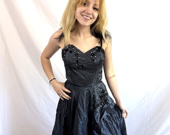 Vestido vintage de terciopelo sin tirantes con pedrería y flores de los años 50