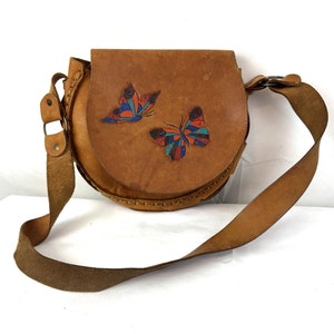 Bolso de mano vintage de los años 70 con diseño de mariposas y flores, de piel repujada, estilo bohemio, con mariposas