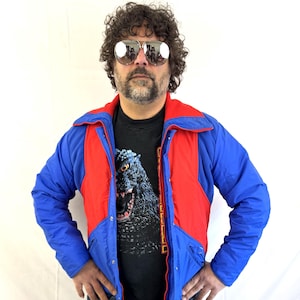 Vintage jaren 1970 70s rood blauw ski winter sneeuw hellingen gezwollen jas - Sportscaster