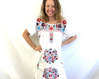 Vintage gestickte Blumen Oaxaca Mexikanisch Frida Mexico Baumwoll Kleid