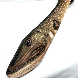 以下が含まれることがあります： 茶色とベージュを基調とした、魚のデザインのネクタイ。ネクタイのデザインは、鱗やひれなど、魚の外観を模倣しています。