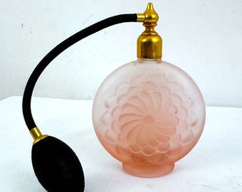 Atomizador de frasco de perfume vintage de vidrio rosa esmerilado con diseño de remolino floral.