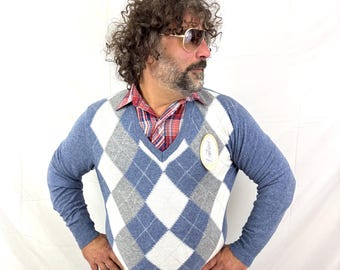 Suéter vintage de lana de cordero con rombos azul y gris, cuello en V