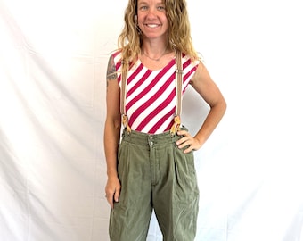 Pantalones plisados caqui con tirantes, estilo vintage de los años 80 de Eddie Bauer.