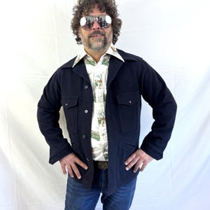 Puede incluir: Un juego de tres tazas de cer&aacute;mica con acabado mate moteado. Las tazas son de color crema, gris claro y gris oscuro. Cada taza tiene un dise&ntilde;o simple y minimalista, ideal para caf&eacute; o t&eacute;.