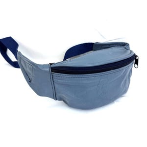 Riñonera vintage de piel azul de los años 90. Fabricada en México