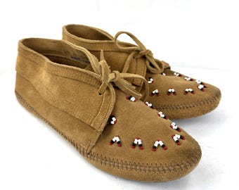 Awesome Vintage 1970s 70s Fringe Beaded Suede Minnetonka Moccasins Mocs Soft Shoes Booties - Size 10