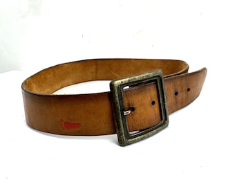 Cinturón vintage de los años 70 con estampado de huellas de pies en cuero repujado - Talla 28