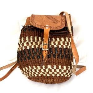 Mochila vintage tejida con cuero repujado de sisal
